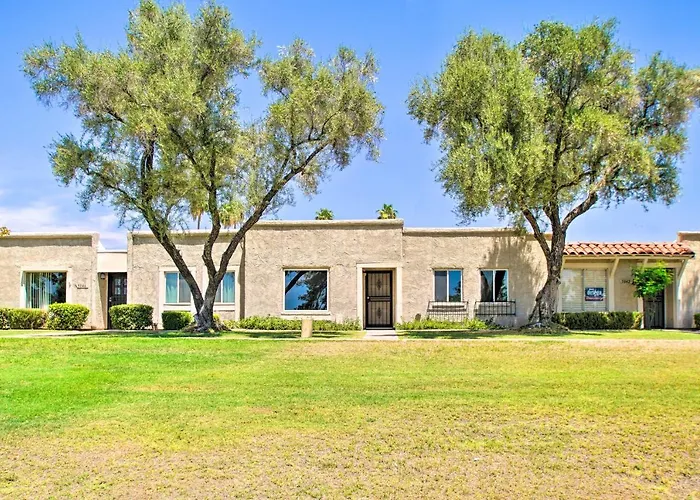 Walk To Trolley & Lake: Sunny Townhome Holiday home