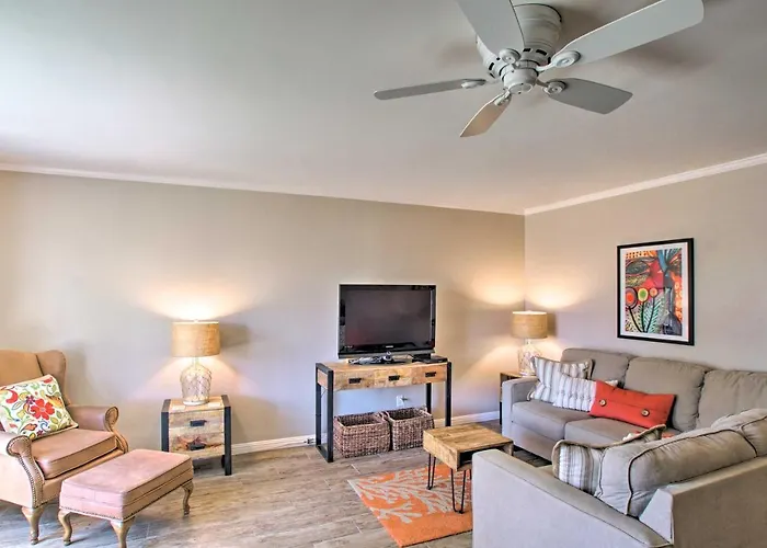 Holiday home Walk To Trolley & Lake: Sunny Townhome *