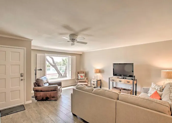 Walk To Trolley & Lake: Sunny Townhome Holiday home *