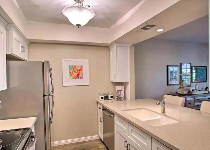 Walk To Trolley & Lake: Sunny Townhome Holiday home *