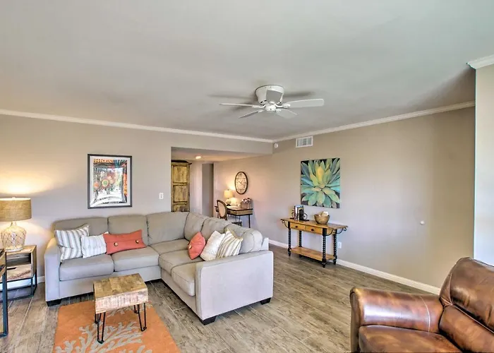 Walk To Trolley & Lake: Sunny Townhome Scottsdale