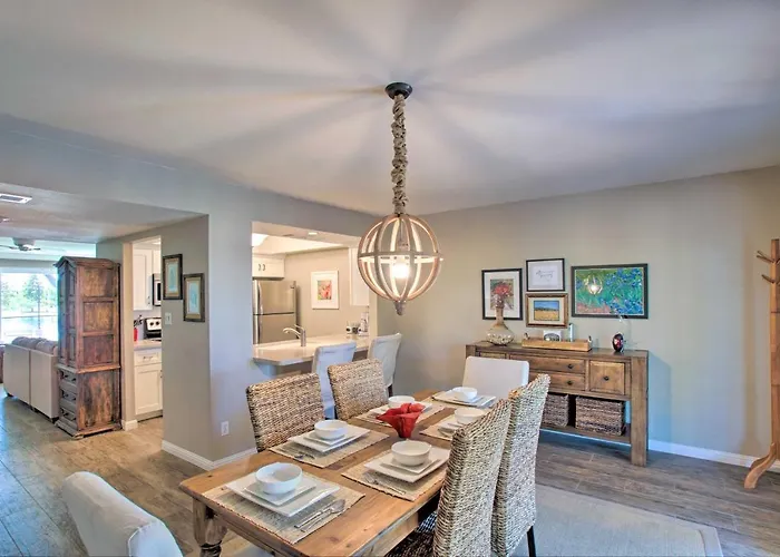 Walk To Trolley & Lake: Sunny Townhome