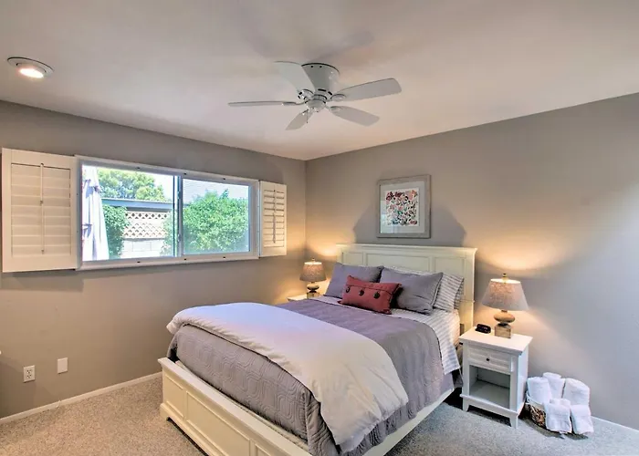 Walk To Trolley & Lake: Sunny Townhome