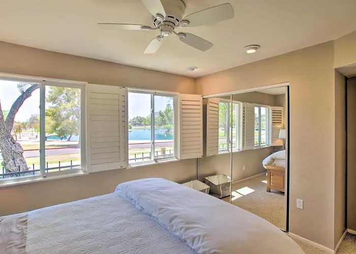 Walk To Trolley & Lake: Sunny Townhome Holiday home