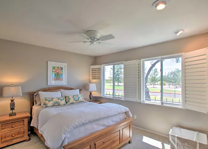 Walk To Trolley & Lake: Sunny Townhome Holiday home *