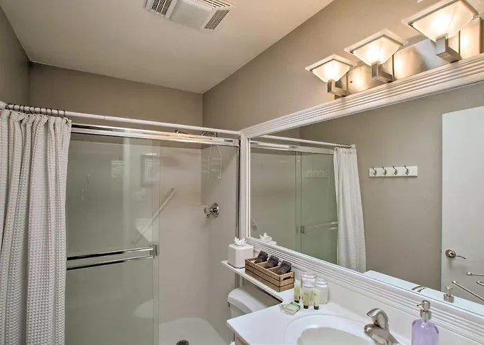 Walk To Trolley & Lake: Sunny Townhome *