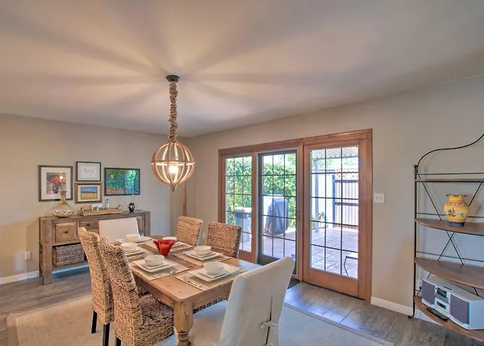 Walk To Trolley & Lake: Sunny Townhome