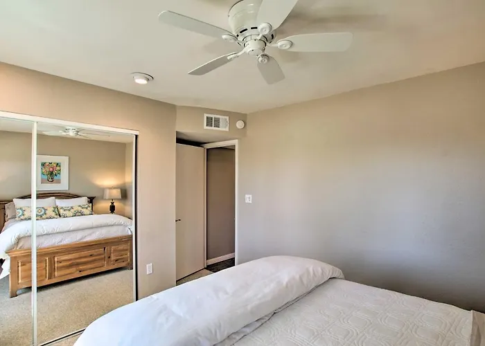 Walk To Trolley & Lake: Sunny Townhome Scottsdale