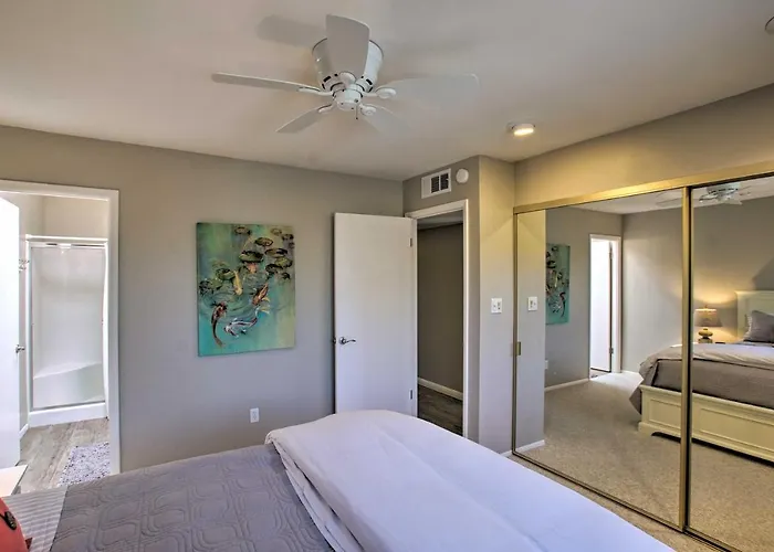 Walk To Trolley & Lake: Sunny Townhome Holiday home *