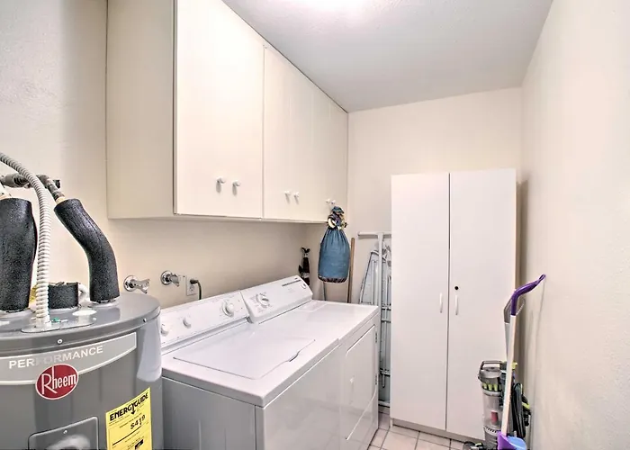 Holiday home Walk To Trolley & Lake: Sunny Townhome *