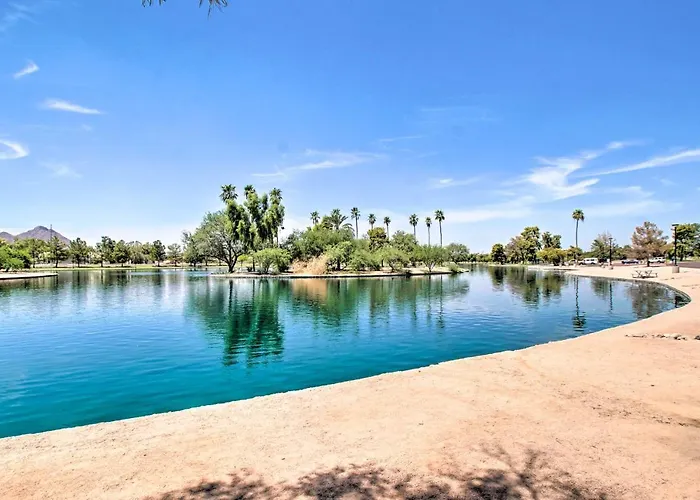 Walk To Trolley & Lake: Sunny Townhome Holiday home