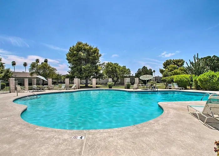 Walk To Trolley & Lake: Sunny Townhome Holiday home
