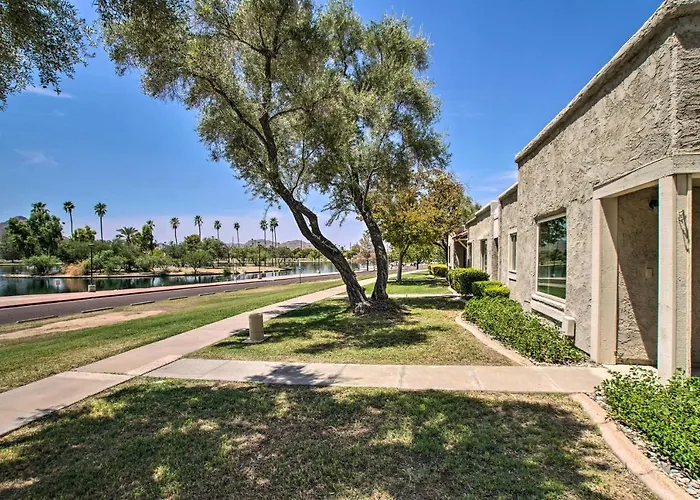 Holiday home Walk To Trolley & Lake: Sunny Townhome *