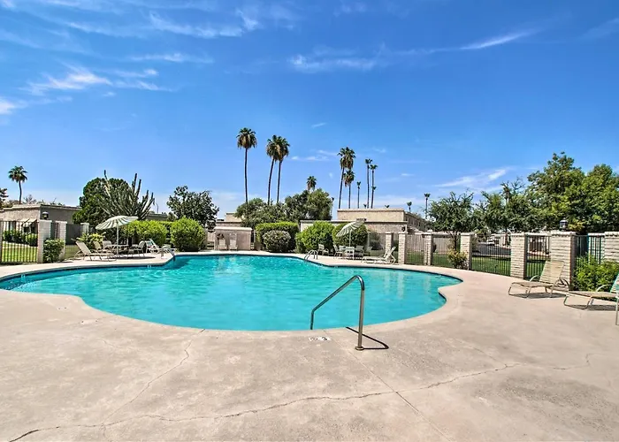 Walk To Trolley & Lake: Sunny Townhome Holiday home